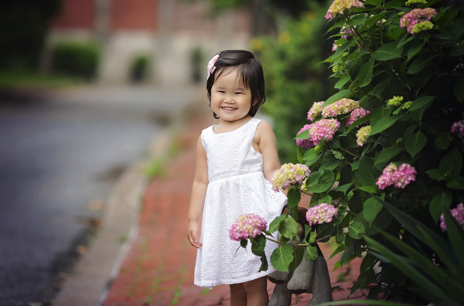 mechanicsburg child photographer captures image of little girl with flowers